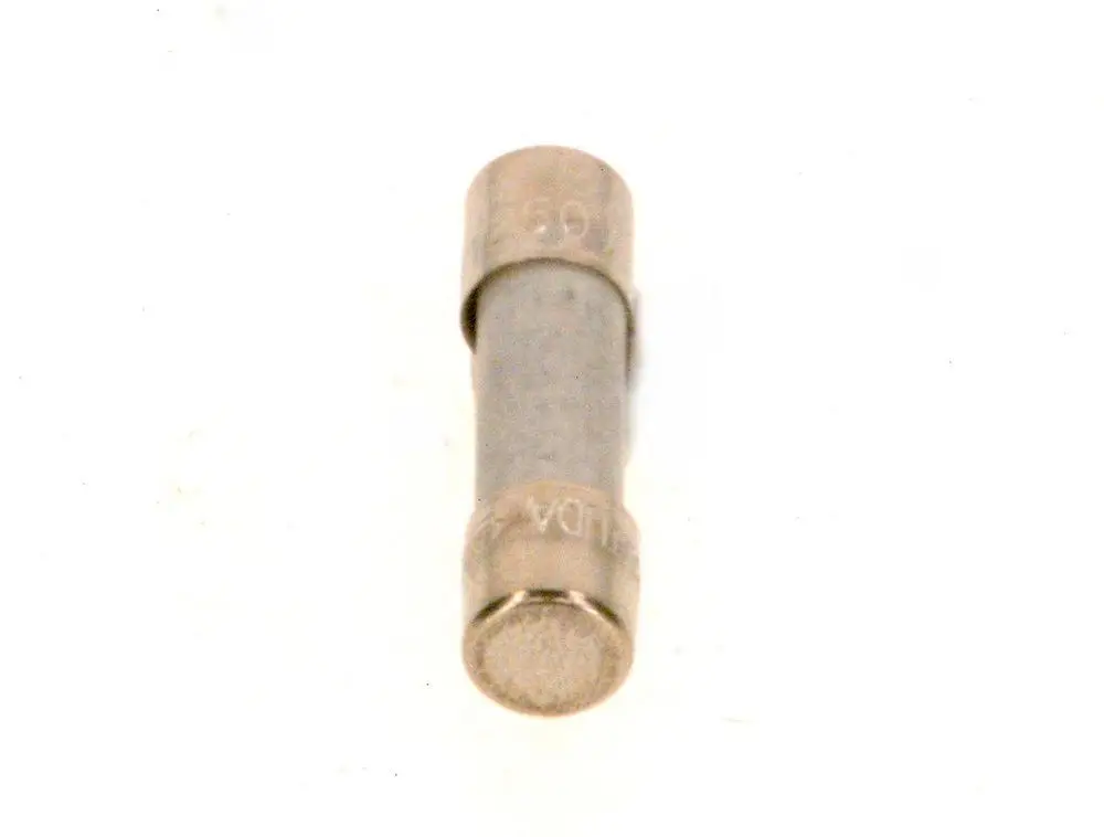 Sicherung von Bosch in zylindrischer Form, mit Metallendkappen. Das Produkt wird häufig in elektrischen Geräten verwendet, um einen Schutz gegen Überstrom zu gewährleisten.